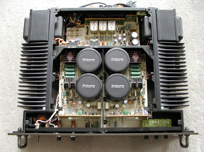 L'amplificateur Technics SE-9060 (intérieur)